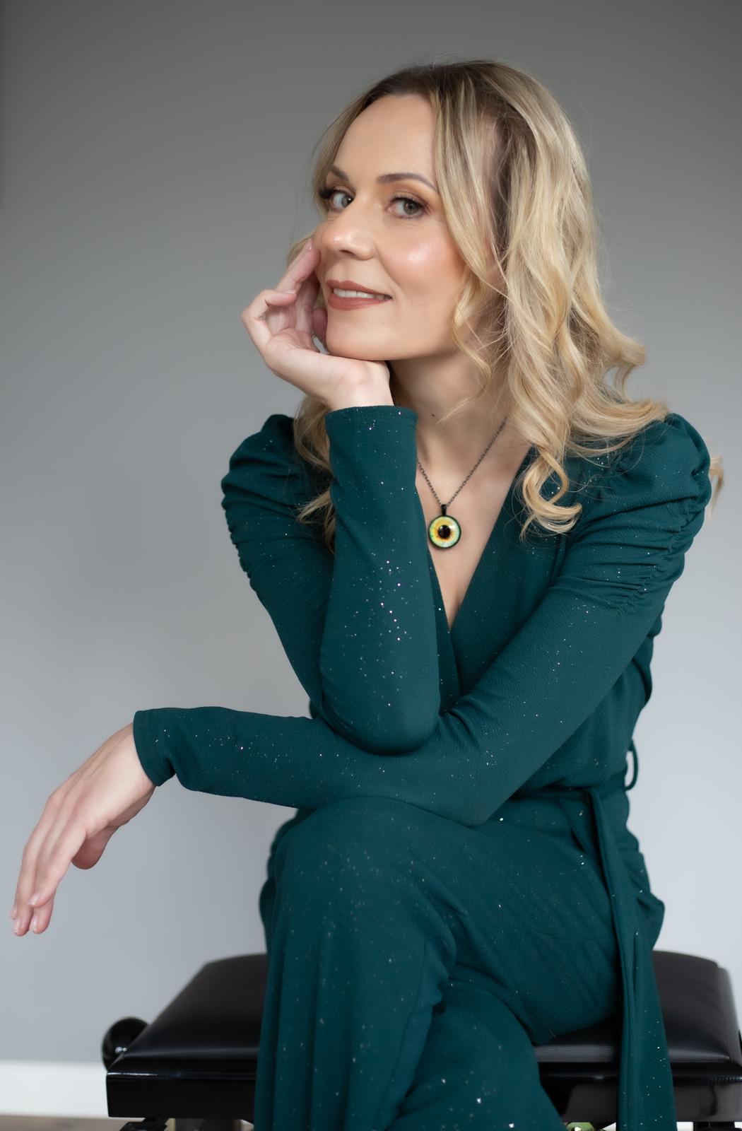 Hülya Keser performing